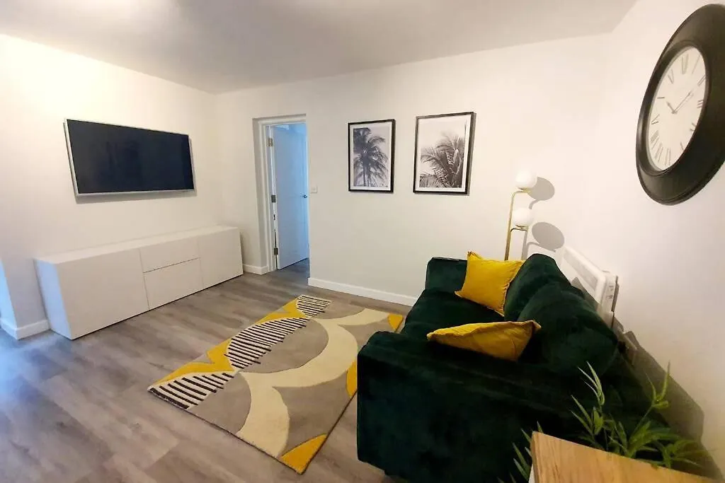 Modern 1 Bedroom Apartment, Close To The Beach With Parking Bournemouth
