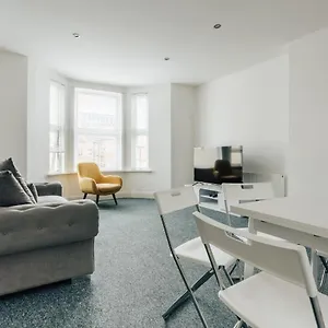  Apartment Modern Two Bedroom Apartment - Prime Location - Family - Business - Short Breaks Getaway